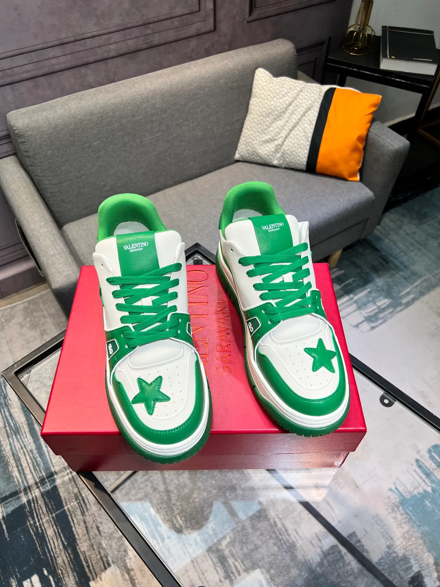 Men's Men's Shoes 💰660 Valentino 2023 early autumn new star shoes are now online! Wang Hedi and Ren Jialun have been worn by many celebrities. Who can refuse the same couple shoes as Wang Hedi! The design of Stars Stab My Heart is cool and spicy. The material of the shoes is cowhide, and every color is beautiful! Size 35-40, men’s size 39-44 (women’s 41, men’s 38, 45🉑️customized)